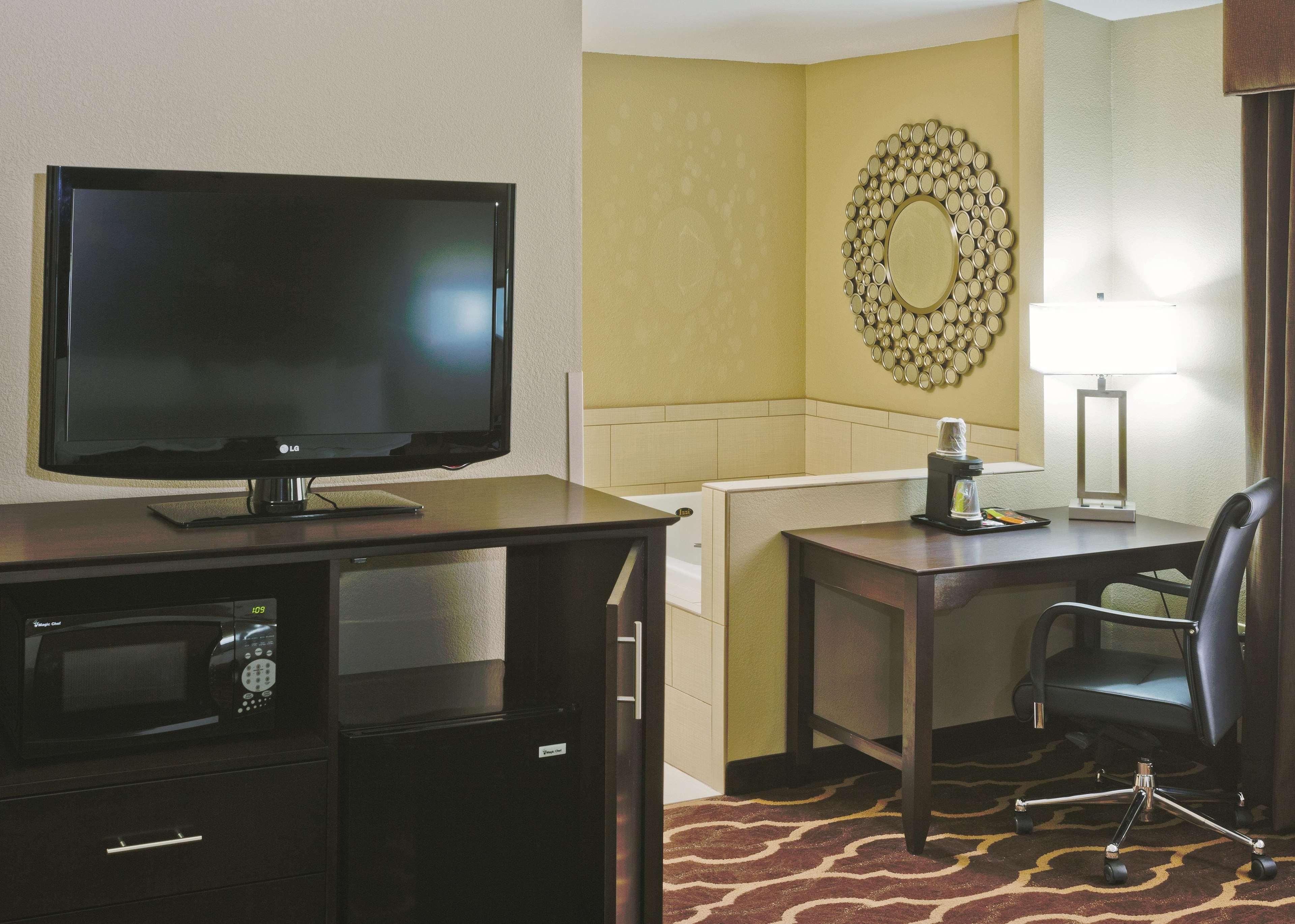 La Quinta Inn & Suites By Wyndham Lv Tropicana Stadium Las Vegas Exteriör bild