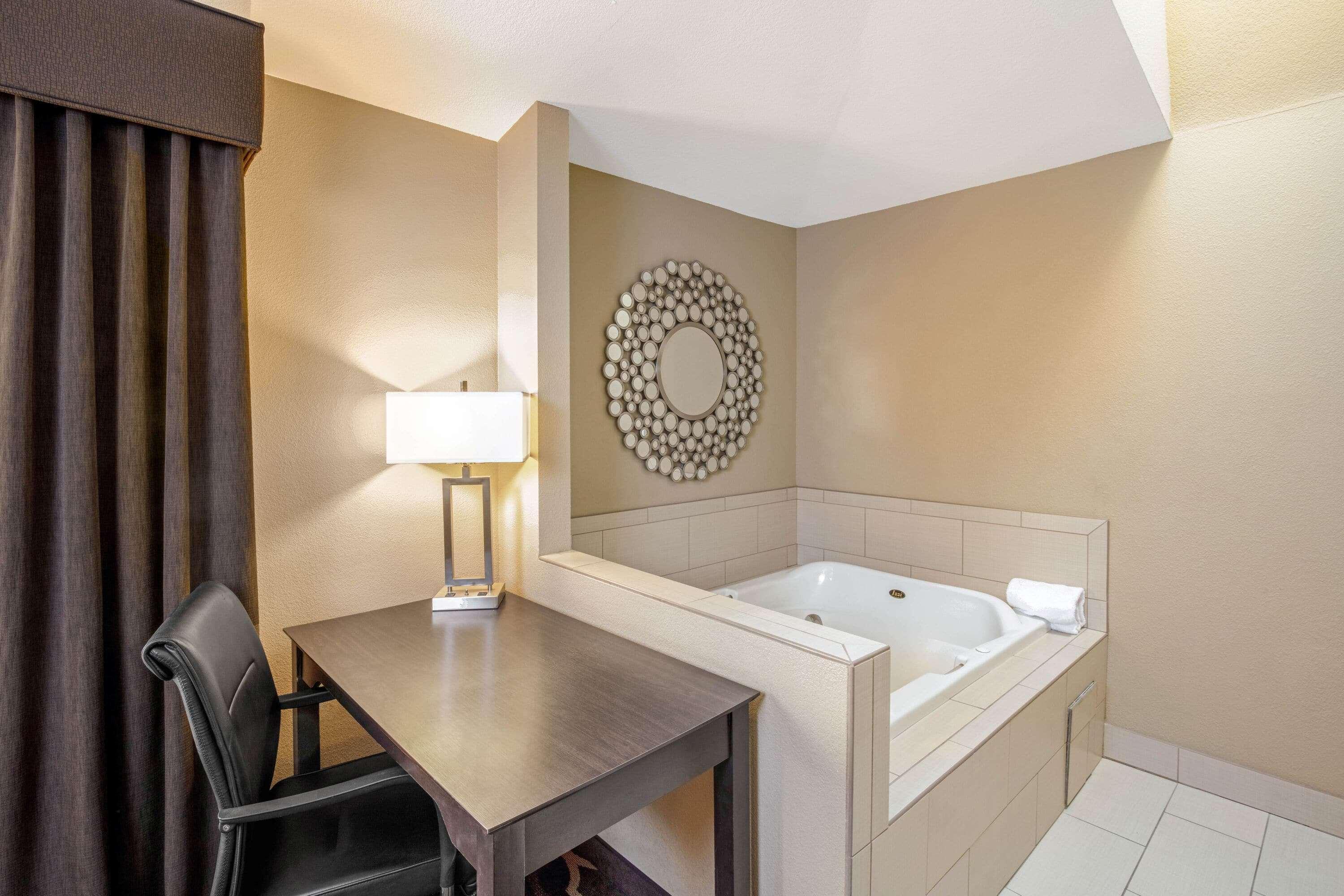 La Quinta Inn & Suites By Wyndham Lv Tropicana Stadium Las Vegas Exteriör bild